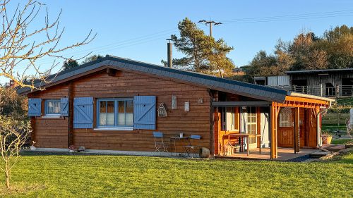 eifelchalet niederehe aussen mit terrasse